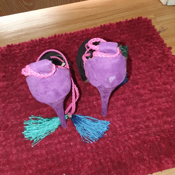 Heels - Picture 3 of 4